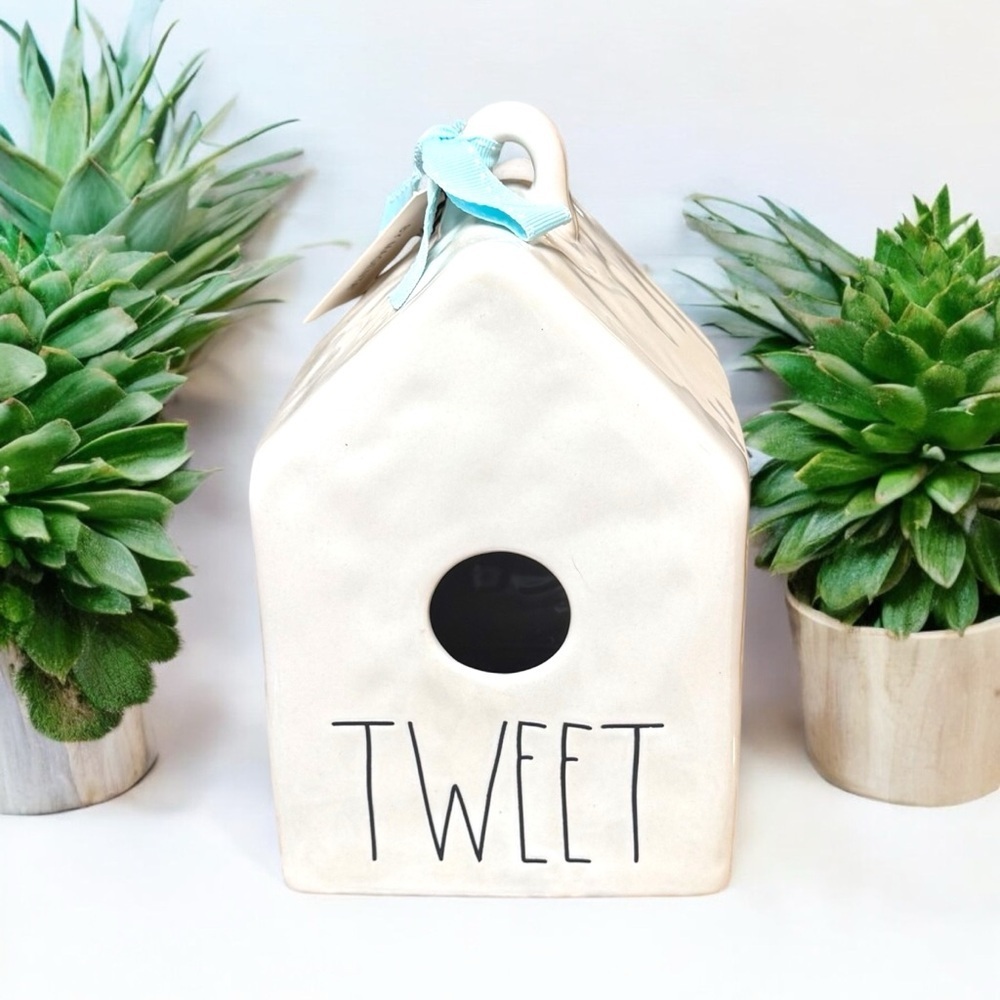 NWT Rae Dunn TWEET Birdhouse
CERAMIC Brand New Collectible Ceramic Birdhouse NEW - Picture 11 of 15
